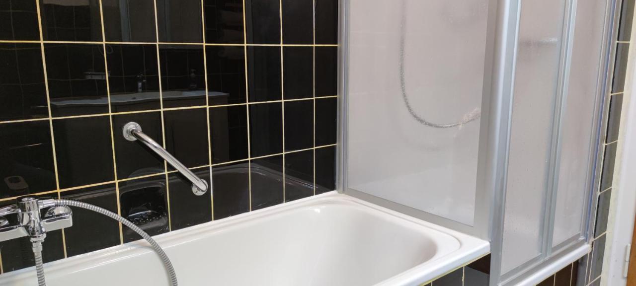 Schoene Und Optimal Gelegene Wohnung Og Weisskirchen Luaran gambar